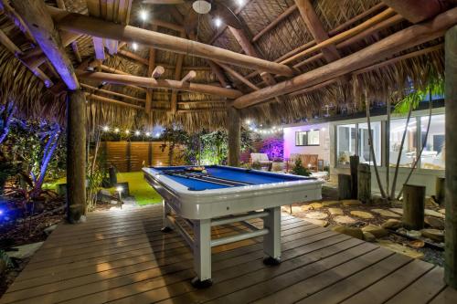 5 Min To Beach Putting Green Pool Table in Pompano Beach, USA
