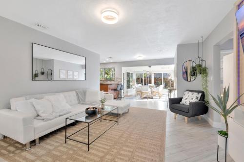 5 Min To Beach Putting Green Pool Table in Pompano Beach, USA