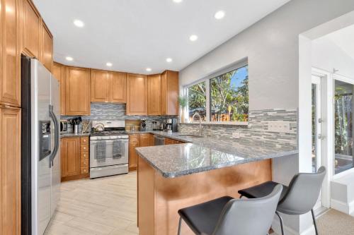 5 Min To Beach Putting Green Pool Table in Pompano Beach, USA