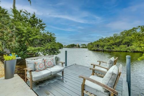 Waterfront Deck Pool Kayaks in Fort Lauderdale, USA