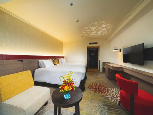Premium Twin Room image 3
