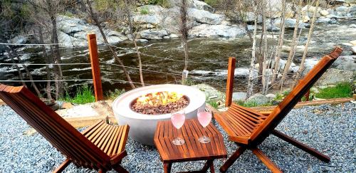 Retro House on the River !, Three Rivers