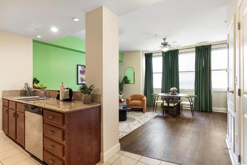 Spacious Modern Condos near French Quarter - 주방