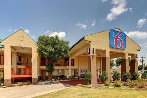 Motel 6 Arlington