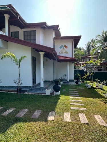 a - Lili Villa