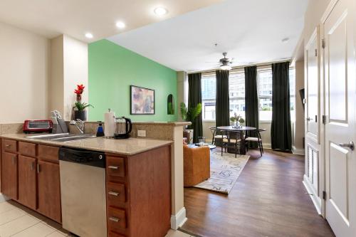Spacious Modern Condos near French Quarter - 주방
