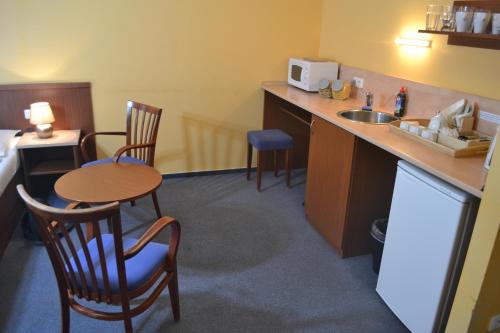 Aparthotel Austria Suites - image 3
