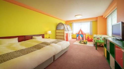 Classic Room with Two Single Beds and One Bunk Bed - Mountain View 