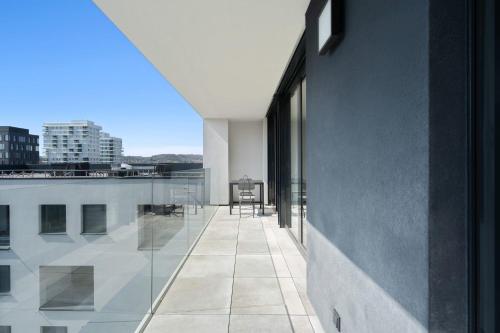 Chic 3BR Penthouse with Balcony and Smart TV