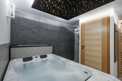 Dušš, Franc Holiday House With a Spacious Terrace, Hot Tub And Sauna in Cakovec