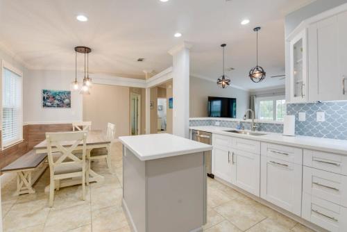 Loggerhead Lagoon - Modern Waterfront Home, Pirates Cove (zdjęcie 10)