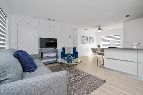 Blue Door Duplex Renovated Parking and Designed detail