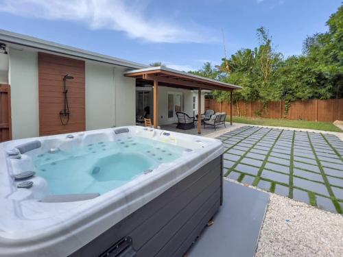 Wicker & Wine - Location Hot Tub & Gated Yard in Fort Lauderdale, USA