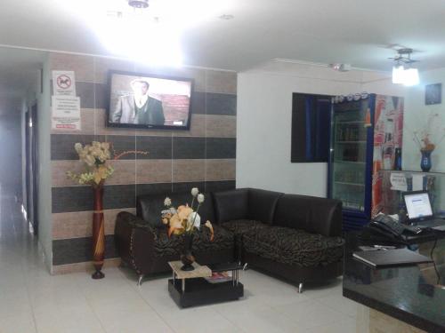 ห้องส่วนกลางสำหรับนั่งเล่น/ดูทีวี, Hotel Tachiras in บูคาร่ามังกัส