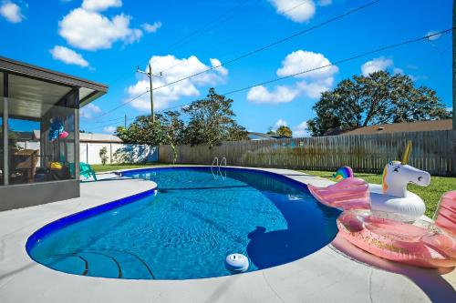 Ixora16 Heated Pool, mins to beach, airport, USSSA, Cruise Port, 1h to Disney in Melbourne, USA