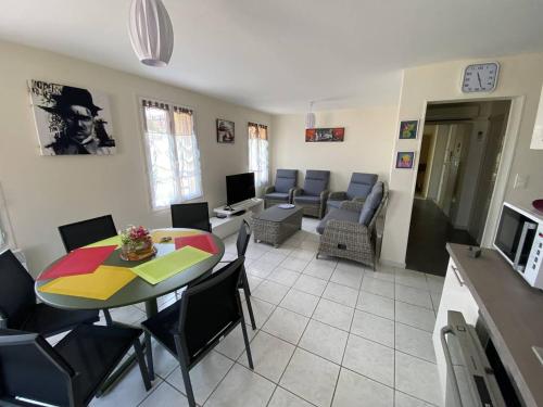 Vue mer au coeur de Saint Mandrier, 3 chambres, climatisation, wifi (fibre) in แซงต์ มองดรีเย ซูร์ แม