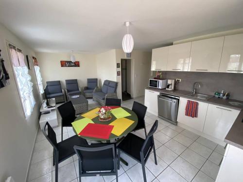 Vue mer au coeur de Saint Mandrier, 3 chambres, climatisation, wifi (fibre) in แซงต์ มองดรีเย ซูร์ แม