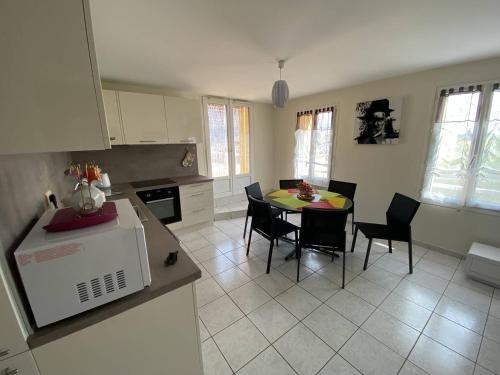 Vue mer au coeur de Saint Mandrier, 3 chambres, climatisation, wifi (fibre) in แซงต์ มองดรีเย ซูร์ แม