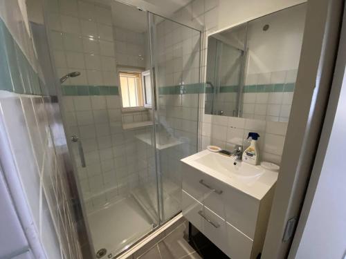 Vue mer au coeur de Saint Mandrier, 3 chambres, climatisation, wifi (fibre) in แซงต์ มองดรีเย ซูร์ แม