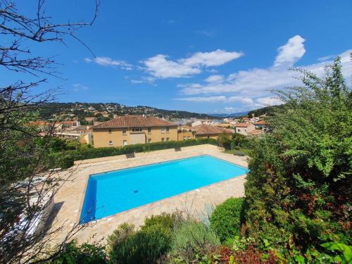 Appartement refait à neuf, résidence avec piscine à Saint Mandrier village