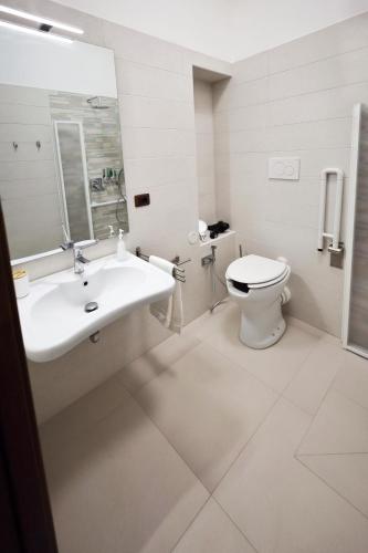 Double Room with Private Bathroom image 5