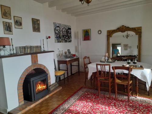 Gite au château (Gite au chateau) in Lamothe-Landerron