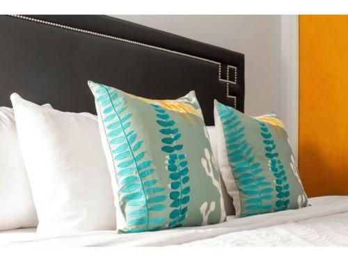 Contemporary 2BR 2BA Apartment In Downtown Indianapolis - image 6