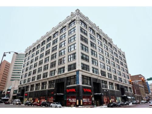 Contemporary 2BR 2BA Apartment In Downtown Indianapolis - image 11