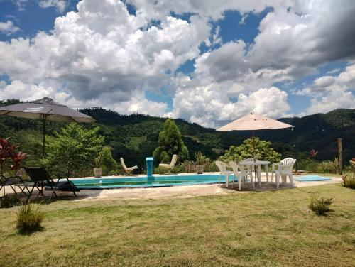 CHÁCARA DOMINGOS MARTINS - SANTO GRAAL - Montanhas, Corredeiras, Piscina, Natureza e Paz