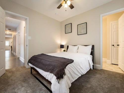 Spacious 3BR House with Backyard in NULU CozySuites in Louisville, USA