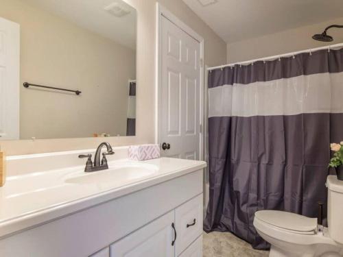 Spacious 3BR House with Backyard in NULU CozySuites in Louisville, USA
