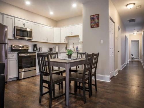 Spacious 3BR House with Cozy Backyard in NULU - image 6