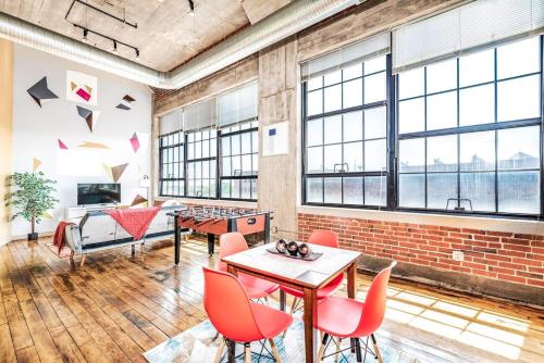 B&B St Louis - 2BR Architect's STUNNING loft by CozySuites - Bed and Breakfast St Louis