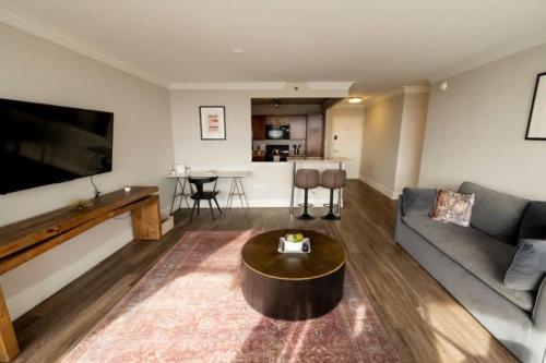 CozySuites 800 Tower 2BR with gym! 35 in Louisville, USA