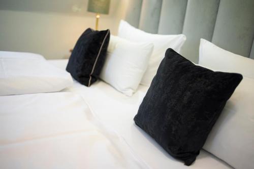 1 king bed, 1 sofa bed