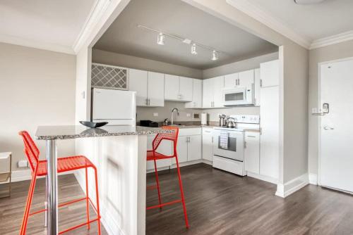 TWO 800 Tower CozySuites with gym! 8FL in Louisville, USA