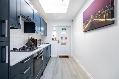 Cosy 1 Bed apartment with FREE PARKING close to Underground station zone 2 for quick access to Central London up to 5 guests