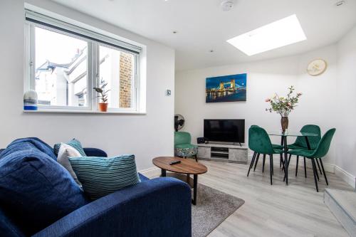 Cosy 1 Bed apartment with FREE PARKING close to Underground station zone 2 for quick access to Central London up to 5 guests
