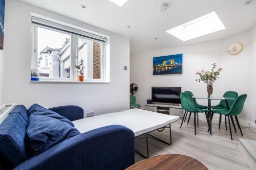 Cosy 1 Bed apartment with FREE PARKING close to Underground station zone 2 for quick access to Central London up to 5 guests