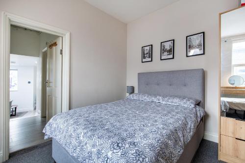 Cosy 1 Bed apartment with FREE PARKING close to Underground station zone 2 for quick access to Central London up to 5 guests