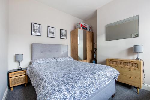 Cosy 1 Bed apartment with FREE PARKING close to Underground station zone 2 for quick access to Central London up to 5 guests