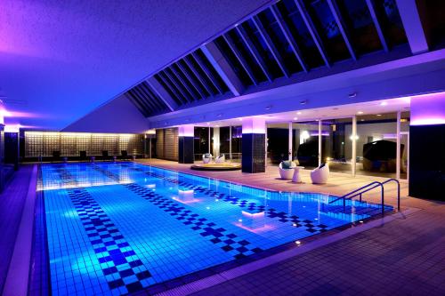 Suite, premium, club, superior