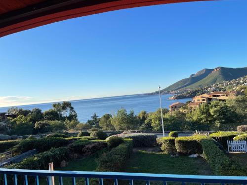 Magnifique vue mer dans une résidence avec piscine - Location saisonnière - Théoule-sur-Mer