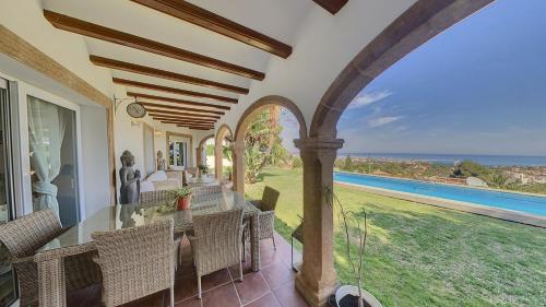 Elegante Villa con Espectaculares Vistas al Mediterraneo