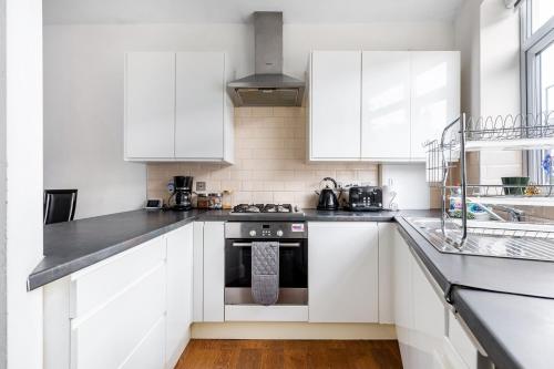 Clapham Common Sleeps 10 Free Parking for 4 Cars or 3 Vans 2 Bed 2 Bath 5 min to Metro Zone 2