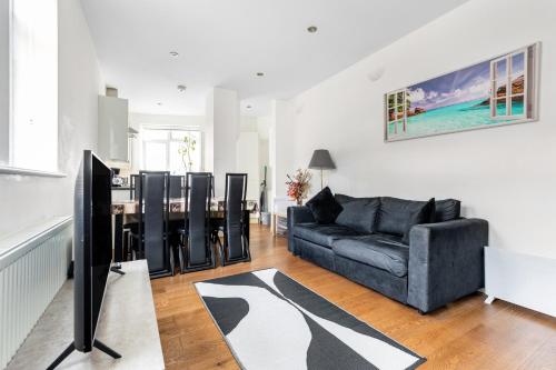 Clapham Common Sleeps 10 Free Parking for 4 Cars or 3 Vans 2 Bed 2 Bath 5 min to Metro Zone 2