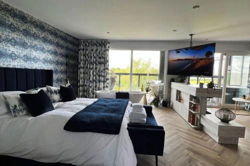 Loudoun Mains Luxury Lodges in Н'ювмілнс