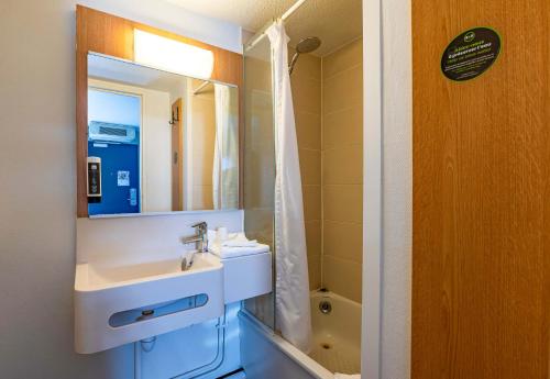 B&B Hôtel Saint-Etienne La Terrasse - image 14