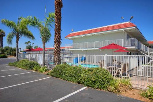 Motel 6-Fresno, CA - Blackstone South