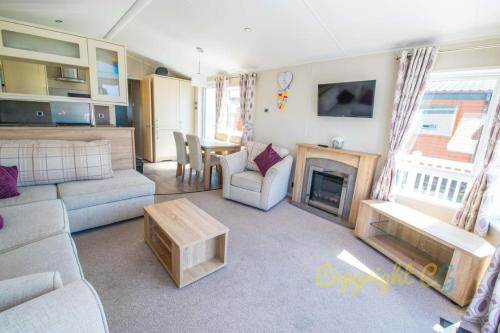 SBL54 - Camber Sands Holiday Park - Mini Lodge - 3 Bedrooms - Decking - Dishwasher - Private Parking 5